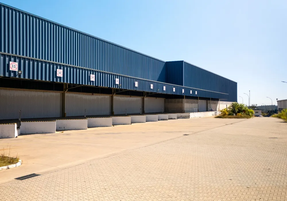 Galpão com docas sider.