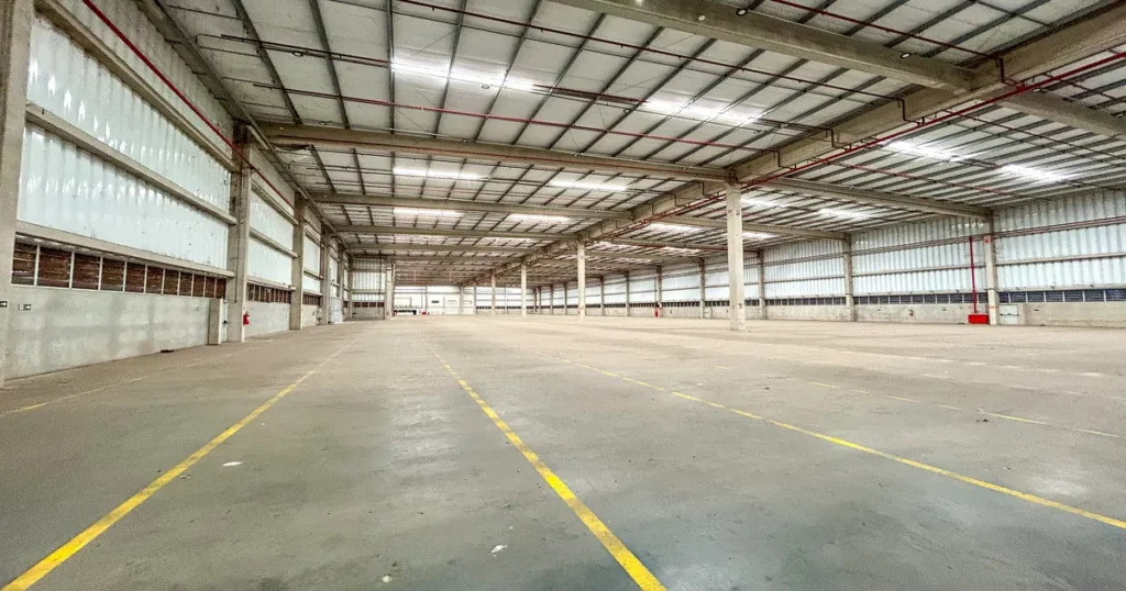 Imagem interna de um galpão industrial e logístico de alto padrão