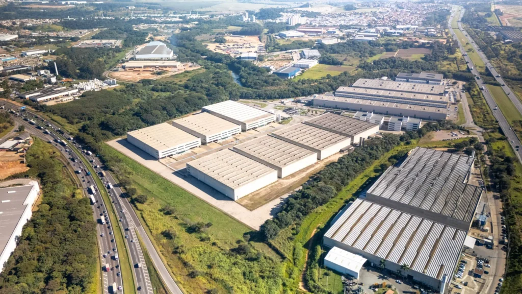 Complexo de galpões industriais e logísticos com acesso direto a rodovias e alta conectividade entre regiões