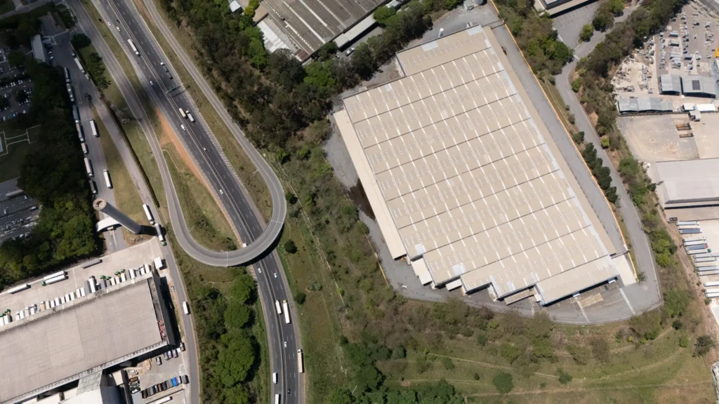 Galpão logístico com acesso direto à rodovia, destacado pela eficiência operacional e localização estratégica