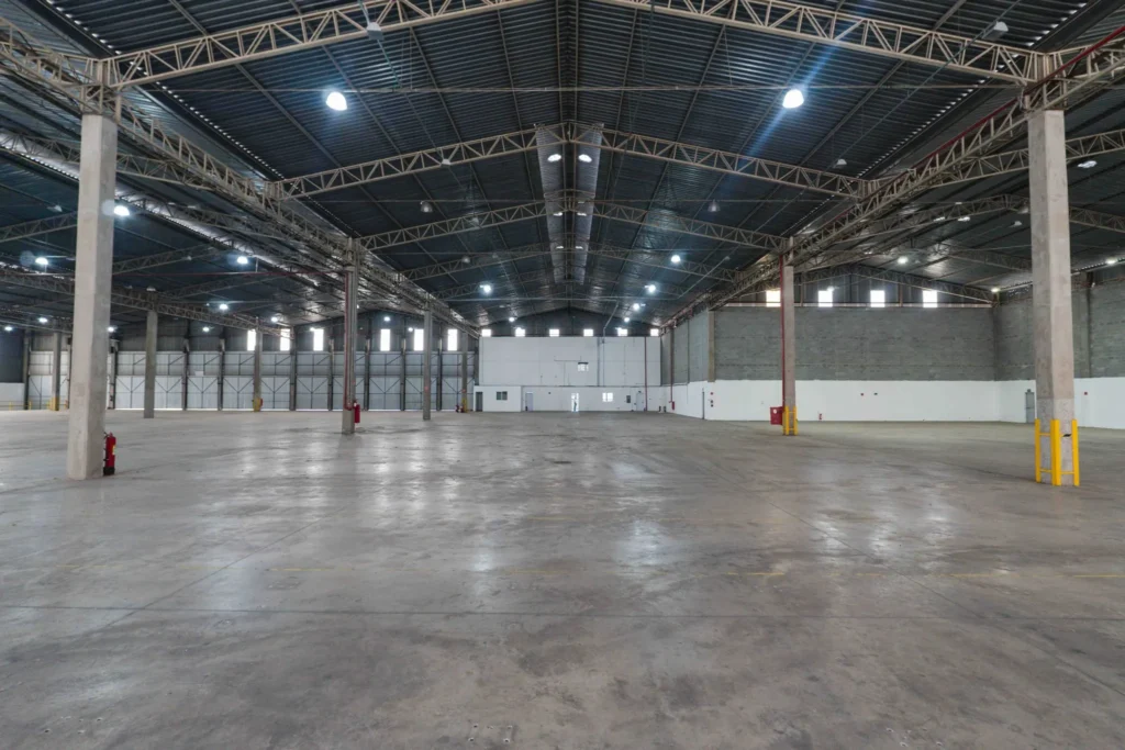 Imagem interna de galpão logístico