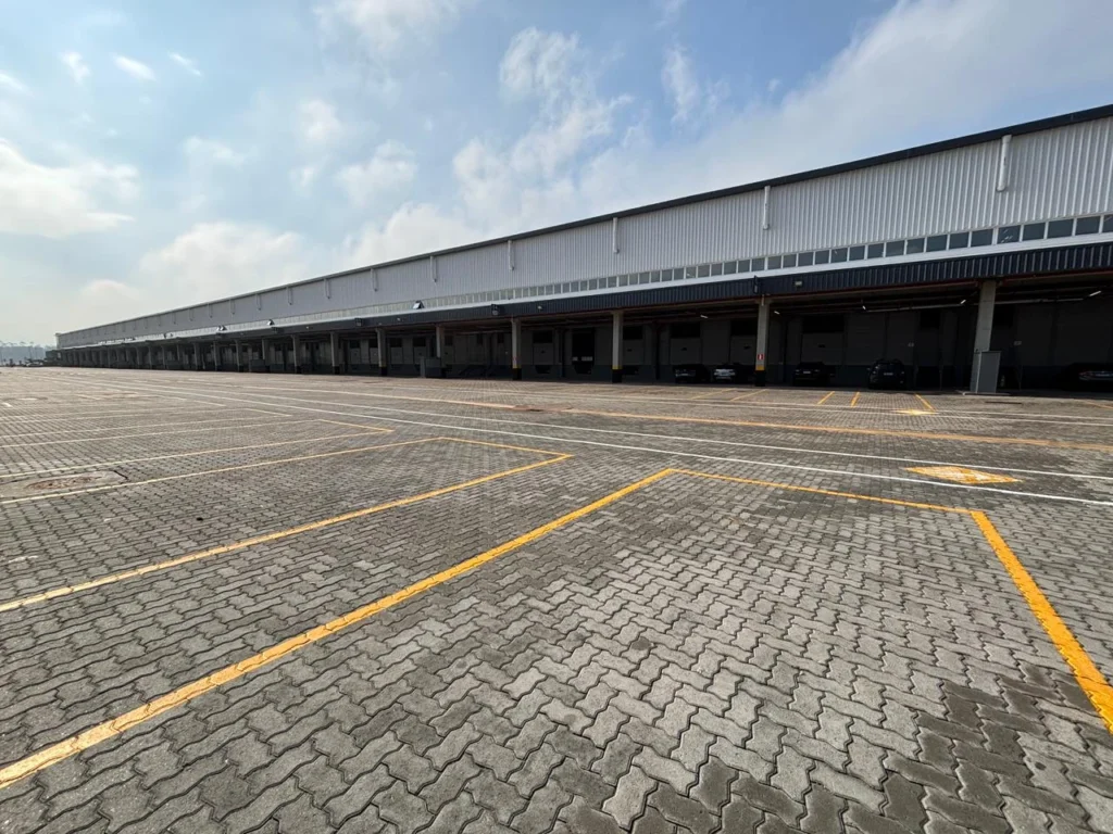 Galpão triple A às margens da Imigrantes